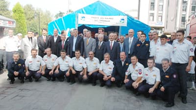 <font face="Arial" size="2"><strong><font color="#000000">İtfaiye Ge&ccedil; Kalmaz, Ge&ccedil; Bırakılır</font></strong><br /><br />İtfaiyecilerin kutsal bir g&ouml;rev yaptıklarını ifade eden To&ccedil;oğlu,<font color="#333399"> &quot;Sloganımızda da belirttiğimiz gibi<strong> 'İtfaiye ge&ccedil; kalmaz, ge&ccedil; bırakılır.'</strong> Yangın anında erken m&uuml;dahale bir&ccedil;ok insanın hayatını kurtarıyor. Yangına giden, kurtarmaya giden itfaiye ekibine herkes yardımcı olmalıdır. Bu konuda herkesi duyarlı olmaya davet ediyorum&quot;</font> dedi.&nbsp;&nbsp;</font>