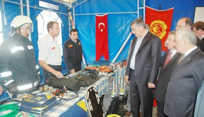 <font face="Arial" size="2"><strong>4 Dakikada M&uuml;dahale</strong> <br /><br />B&uuml;y&uuml;kşehir belediyesi itfaiyesinin her zaman g&ouml;reve hazır olduğunu belirten İtfaiye Daire Başkanvekili &Ouml;mer Turan ise, <font color="#333399">&quot;İtfaiye birimi olarak 24 saat g&ouml;reve hazırız. Sekiz b&ouml;lgede g&ouml;rev yapıyoruz. Yangınlara d&ouml;rt dakika gibi kısa s&uuml;rede m&uuml;dahale ediyoruz&quot; </font>diye konuştu.&nbsp;&nbsp;<br /><br />Programın ilk b&ouml;l&uuml;m&uuml; itfaiye ekibi tarafından yangın anında yapılan kurtarma g&ouml;sterisiyle sona erdi. </font>