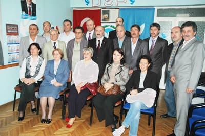 <font size="2"><font face="Arial"><strong><font color="#000000">Her Bir Demokratik Solcu, Ecevit Olacak</font></strong><br /><br />Demokratik Sol hareketi başlatan, kuran ve geliştiren B&uuml;lent Ecevit'i saygıyla andığını belirten Eker, şunları s&ouml;yledi; </font></font><font size="2"><font face="Arial"><font color="#333399">&ldquo;Onun yolunda y&uuml;r&uuml;meye devam edeceğiz. Her bir Demokratik Solcu benim y&ouml;netimimde birer Ecevit olacak. Tabii yalnız rahmetlinin bize bıraktığı fikirlerle, miraslarla yetinmeyeceğiz. Hep birlikte &ccedil;ağımızın gerektirdiği yeni fikirleri, yeni eylem ve d&uuml;ş&uuml;nceleri birlikte &uuml;reteceğiz. Bunları rahmetli Ecevit'in fikirlerine katarak gelecek nesillere miras bırakacağız.&rdquo;</font></font></font>