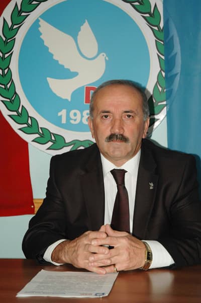 <font size="2"><font face="Arial"><font color="#000000"><strong>B&uuml;lent Ecevit' in Işığında &Ccedil;alışacağız</strong></font><br /><br />Eker, il &ouml;rg&uuml;t&uuml;n&uuml;n yapılanmasını tamamladıklarını belirterek, <font color="#333399">&ldquo;Bundan sonraki s&uuml;re&ccedil;te Adapazarı il&ccedil;e ve diğer il&ccedil;e &ouml;rg&uuml;tlerinin yapılanmasını tamamlayacağız. İl&ccedil;emizin 11'inde &ccedil;alışmalar tamamlanmak &uuml;zere, diğer 5 il&ccedil;emizde de g&ouml;r&uuml;şmelerimiz devam ediyor. Geyve, Pamukova, S&ouml;ğ&uuml;tl&uuml;, Ferizli, Hendek, Sapanca, Serdivan, Erenler, Arifiye, Kaynarca ve Taraklı il&ccedil;elerinde &ouml;rg&uuml;tlerimiz tamamlanma aşamasında. Laik, demokratik, ulusalcı, cumhuriyet değerlerine bağlı, &uuml;lkenin bağımsız b&ouml;l&uuml;nmez b&uuml;t&uuml;nl&uuml;ğ&uuml;n&uuml; savunan Atat&uuml;rk'&uuml;n ışığında, Rahmetli Başbakan ve Genel Başkanımız B&uuml;lent Ecevit' in ışığında, ilkelerinden &ouml;d&uuml;n vermeyen yapısıyla yoluna devam eden Demokratik Sol Parti, kendi &ccedil;ıkarlarını değil, &uuml;lke &ccedil;ıkarlarını d&uuml;ş&uuml;nmekte, bug&uuml;n i&ccedil;inde bulunduğumuz k&ouml;r kuyudan &uuml;lkeyi &ccedil;ıkartmak,&nbsp;iktidar olmak i&ccedil;in &ccedil;alışmalarını s&uuml;rd&uuml;rmektedir&rdquo;</font> dedi.<br /><br /><strong>DSP Sakarya İl Y&ouml;netim Kurulu şu isimlerden oluştu;</strong> Başkan Necati Eker, &Uuml;yeler; Tanju Peker, Murat Sofuoğlu, Adem Başoğlu, Talat Zorlu, Jale Tapşın, Nahit G&ouml;k, Ali &Ouml;zt&uuml;rk, Selma G&uuml;roğlu, Volkan Başak, G&uuml;lten Sert, Recai Altun, Vahit Sayıcı, Ali Sait &Ccedil;atar, S&uuml;leyman Cebeci, &Ouml;zlem Cesur, Dilek Erkan.</font></font>