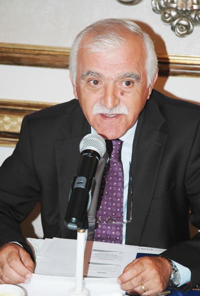 <p><font size="2"><font face="Arial">Kış aylarında Sakarya'nın en b&uuml;y&uuml;k sorununun hava kirliliği olduğunu belirten Demir, bu sorunun&nbsp; tek &ccedil;&ouml;z&uuml;m&uuml;n doğalgaz olduğunu ifade ederek şunları s&ouml;yledi:<font color="#333399"> &quot;Sakarya'da doğalgaz abone sayısı her ge&ccedil;en g&uuml;n artıyor. Bu &ccedil;ok g&uuml;zel bir olay. Ancak kentimizde hava kirliliğinin &ouml;nlenmesi i&ccedil;in sadece doğalgaz abone sayısının artması değil bu abonelerin doğalgaz kullanımına da başlaması gerekiyor.&quot;</font>&nbsp;&nbsp;<br /><br /></font></font><font size="2"><font face="Arial"><strong>Nefes Alalım&nbsp;<br /></strong>&nbsp;<br />Doğalgazın konfor, g&uuml;ven ve &ccedil;evreci olmasının yanı sıra en ekonomik yakıt olma &ouml;zelliğini de taşıdığını belirten Demir, ş&ouml;yle konuştu: <font color="#333399">&quot;Doğalgaz kullanın hem kentimiz hem de b&uuml;t&ccedil;emiz nefes alsın. Yapılan son indirimlerle beraber doğalgazın ekonomikliği daha da artmıştır. Isınma, pişirme ve sıcak su ihtiyacında doğalgaz kullanmayı tercih edenler k&ouml;m&uuml;r ve t&uuml;p kullananlara g&ouml;re y&uuml;zde 55, LPG kullananlara g&ouml;re y&uuml;zde 68 daha az &ouml;d&uuml;yorlar. K&ouml;m&uuml;r ve t&uuml;p kullanarak ısınma, pişirme ve sıcak su ihtiyacını karşılayan herhangi bir aile yılda yaklaşık 2 bin 204 TL &ouml;deme yapmasına rağmen aynı ihtiya&ccedil;lar doğalgaz ile 1004 TL karşılanmaktadır. Yani doğalgaz bir yılda tam bin 200 TL'lik bir tasarruf sağlamaktadır.&quot;</font>&nbsp; </font></font></p>