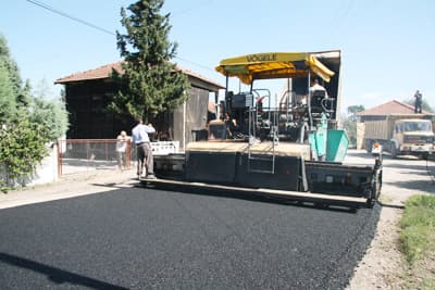 <font color="#333399"><font size="2"><font face="Arial"><strong><font color="#000000">Yıllardan Beri Beklediğimiz&nbsp;Hizmet</font></strong><br /></font></font></font><br /><font face="Arial" size="2">Bu hizmeti b&ouml;lgelerinde g&ouml;rd&uuml;kleri i&ccedil;in &ccedil;ok sevin&ccedil;li olduklarını ifade eden İlyaslar K&ouml;y&uuml; Muhtarı Fehmi Şenol ise,<font color="#333399"> &quot;Ben 47 yaşındayım. Dernekkırı B&ouml;lgesi &ouml;mr&uuml;nde b&ouml;yle bir hizmet g&ouml;rmemişti. Emeği ge&ccedil;enlere sonsuz teşekk&uuml;rlerimizi sunuyoruz&quot;</font> dedi.<br /><br />Dernekkırı'nın &ccedil;ok daha g&uuml;zel olduğunu s&ouml;yleyen Hacılar K&ouml;y&uuml; Muhtarı Remzi Keleş'te teşekk&uuml;r ederek, <font color="#333399">&quot;Yıllardan beri beklediğimiz bir hizmetti bu. Artık uzun yıllar yol sorunumuz olmayacak&quot;</font> diye konuştu.<br /><br />Yeşilyurt Muhtarı Turhan Dursun'da emeği ge&ccedil;en herkese ş&uuml;kranlarını sunduklarını dile getirdi. B&uuml;y&uuml;kşehir Belediyesi Fen İşleri Daire Başkanlığı ekipleri Beileciler'deki &ccedil;alışmaları tamamladıktan sonra İlyaslar K&ouml;y&uuml;'nde &ccedil;alışmalara devam edecekler.</font>