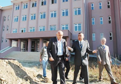 <font size="2"><font face="Arial"><strong><font color="#000000">Tepkinizde Haklısınız<br /></font></strong><br />Polislerin geniş g&uuml;venlik &ouml;nlemi altında kampus bah&ccedil;esine gelen &ouml;ğrenci ve velileri, Sakarya Valisi H&uuml;seyin Atak, Milli Eğitim M&uuml;d&uuml;r&uuml; Murat Yazıcı ile birlikte karşıladı. &Ouml;ğrenciler ve velilerini tek tek dinleyen Vali Atak,<font color="#333399"> &quot;Siz tepkinizde haklısınız. Sizin yerinizde kim olsa aynı şeyi yapar. Ekonomik krizden kaynaklanan bir takım sıkıntılar oldu. M&uuml;teahhit bu nedenle okulu bitiremedi. Biz okul tam bitmediği i&ccedil;in eğitim &ouml;ğretime a&ccedil;amadık. Ay sonuna kadar bir an &ouml;nce bitirip okulu eğitim ve &ouml;ğretime a&ccedil;acağız. Siz mağdur olmayın diye &ouml;ğrencilerimizden bazıları Sosyal Bilimler Lisesi diğer kısmı ise Sakarya Lisesinde eğitim g&ouml;recekler&quot;</font> dedi.&nbsp;&nbsp;<br /><br />Veliler de Vali Atak'tan yardım isteyerek, &ccedil;ocuklarının bir okuldan diğer okula gitmek zorunda kaldığını ve &ccedil;ok zorlandıklarını bildirdi.<br /></font></font>
