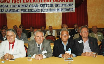 <font size="2"><font face="Arial"><strong>Tebrik Kartı Almadık</strong><br /><br />Kazım Erg&uuml;n, &uuml;yelerinin haklarını korumak i&ccedil;in daha da &ccedil;ok &ccedil;alışacaklarını belirterek şunları s&ouml;yledi: </font></font><font size="2"><font face="Arial"><font color="#333399">&quot;Sizin elinizden kim tutuyor, kim tutmuyor, kim yarı yolda bırakıyor? Bunları d&uuml;ş&uuml;nmeniz lazım. Bir yarışın i&ccedil;erisindeyiz. Bu durum herkesi ilgilendirir. Sadece emekli değil, iş&ccedil;ide, memurda, &ccedil;ift&ccedil;i ve k&ouml;yl&uuml;de zor durumda. T&uuml;rkiye zor durumda. Vatandaş inim inim inliyor.&quot;<br /></font><br />Temmuz 2009 itibariyle aylıklarına 11 TL zam yapılan emeklilerin muayene katkı paylarının 15 TL'ye kadar y&uuml;kseltilmesine anlam veremediklerini belirten Erg&uuml;n, s&ouml;zlerine ş&ouml;yle devam etti:</font></font><font size="2"><font face="Arial"><font color="#333399"> &quot;Elektriğe yapılan y&uuml;zde 10'a yakın zammın şokunu &uuml;zerimizden atamadan bu tebliğin yayınlanması bayram &ouml;ncesi soğuk duş etkisi yapmıştır. 11 TL tutarındaki zammımız bir muayene katkı bedelini bile karşılamaya yetmemektedir. 'Sağlıkta reform, sağlıkta d&ouml;n&uuml;ş&uuml;m' diye adlandırılan bu ise, biz bu reformu istemiyoruz.&quot;</font></font></font>