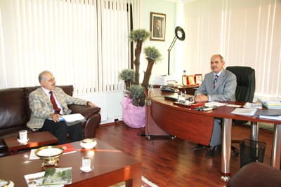 <p><font face="Arial" size="2"><strong><font color="#000000">Bir Uygulama Yapmamız M&uuml;mk&uuml;n Olamaz</font></strong>&nbsp;</font></p><p><font face="Arial" size="2">ADASU Genel M&uuml;d&uuml;r&uuml; R&uuml;stem Keleş sorunların &ccedil;&ouml;z&uuml;m&uuml; konusunda Milli Eğitim M&uuml;d&uuml;rl&uuml;ğ&uuml; ile g&ouml;r&uuml;şme halinde olduklarını belirterek, <font color="#333399">&ldquo;ADASU ve Milli Eğitim olarak ortak sorunlarımız konusunda g&ouml;r&uuml;şme halindeyiz. Sorunları g&ouml;r&uuml;şerek &ouml;nleyici yaklaşımlar geliştirmeye &ccedil;alışıyoruz. Belediyelerden ADASU'ya devraldığımızda bazı sıkıntılar s&ouml;z konusuydu. Zaten zaman zaman Milli Eğitim M&uuml;d&uuml;rl&uuml;m&uuml;zle g&ouml;r&uuml;şmeler yapıyorduk. Sorunları g&ouml;r&uuml;şerek &ccedil;&ouml;z&uuml;yorduk. Yazın başlamış bir s&uuml;re&ccedil; vardı. &Ouml;zellikle yerel bazda okullarımızda bir takım sorunlar vardı. Bu sorunları g&ouml;r&uuml;şt&uuml;k, belli bir karara bağladık. B&uuml;y&uuml;kşehir Belediyesi ve ADASU olarak hi&ccedil;bir okulu mağdur etmemiz ve eğitime zarar verecek bir uygulama yapmamız m&uuml;mk&uuml;n olamaz. Ancak bizde kamu kurumu olarak kurumsal anlamda sorumluluklarımızı yerine getirmek zorundayız.&nbsp; Bu konuda Milli Eğitim M&uuml;d&uuml;r&uuml;m&uuml;z son derece duyarlı. Konuya son derece sıcak bir yaklaşım g&ouml;sterdiler. Bu g&uuml;n itibariyle okullarda bir mağduriyet s&ouml;z konusu değil. Bundan sonrada inşallah olmaz. Bundan sonraki &ccedil;alışmalarda da bu t&uuml;r mağduriyetlerin yaşanması engellemiş olacağız. &Ouml;zellikle kamuoyuna bu konu bizim arzu etmediğimiz şekilde ve bazı yanlış anlamalara neden olacak şekilde yansıtıldı. Bu tamamen bizim dışımızda gelişmiş bir s&uuml;re&ccedil;tir. Hi&ccedil;bir şekilde bizim her hangi bir eğitim kurumuna &ccedil;ocuklarımızın eğitimini mağdur edecek bir yaklaşım i&ccedil;inde bulunmamız s&ouml;z konusu değildir. Hatta destek olmamız gerekiyor. Elimizden geldiği kadar bu desteği vermeye &ccedil;alışıyoruz&rdquo;</font> diye konuştu.</font></p>