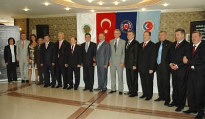 <font size="2"><font face="Arial"><strong>SEDAŞ HİZMETİNİ ARTIRDI</strong><br /><br />Akenerji Genel M&uuml;d&uuml;r&uuml; ve SEDAŞ Y&ouml;netim Kurulu &uuml;yesi Ahmet &Uuml;mit Danışman, devir teslim &uuml;zerinden kısa bir s&uuml;re ge&ccedil;mesine rağmen ciddi bir yol aldıklarını belirterek,<font color="#333399"> &quot;SEDAŞ 1,3 milyon m&uuml;şterisine kaliteli ve kesintisiz&nbsp; elektrik dağıtımı vaadini ger&ccedil;ekleştirmek &uuml;zere hizmet verdiği b&ouml;lgelerde yaptığı yatırımlarla hizmet kalitesini artırdı&quot;</font> dedi.<br /><br />SEDAŞ'ın bir yandan yeni yatırımları bir yandan da m&uuml;şteri memnuniyetini hayata ge&ccedil;irdiğini anlatan Danışman, s&ouml;zlerini ş&ouml;yle s&uuml;rd&uuml;rd&uuml;: <font color="#333399">&quot;M&uuml;şteri memnuniyeti &ccedil;alışanlar sayesinde olur. Bunun i&ccedil;in &ccedil;alışanlarımıza sağlıklı, mutlu ve huzurlu bir iş ortamı sunmaya &ccedil;alışıyoruz. &Ouml;zelleştirme sonrası SEDAŞ'ta istihdamın azalması beklendi. Ancak biz tam tersini yaptık. İstihdam artışı oldu. &Ouml;zelleştirme s&uuml;recinde kendi tercihi ile emekliliğini isteyerek kurumdan ayrılan veya başka resmi kurum ve kuruluşlara ge&ccedil;en personelden doğan a&ccedil;ığı kapatmak i&ccedil;in ilk etapta 110 kişi istihdam edildi. Yeni katılan personeliyle birlikte SEDAŞ'ta şimdi 2 bin 85 kişi istihdam ediliyor. SEDAŞ'ı daha da b&uuml;y&uuml;teceğiz.&quot;</font><br /><br />Konuşmaların ardından şirket ve sendika y&ouml;neticileri iki yıllık toplu s&ouml;zleşmeye imza attı.&nbsp; </font></font>