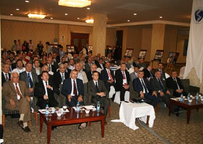 <font size="2"><font face="Arial"><strong>DEPREM ŞEHRİ</strong>&nbsp;&nbsp;<br /></font></font><p><font face="Arial" size="2">17 Ağustos depreminde Sakarya'nın b&uuml;y&uuml;k acılar yaşadığını belirten To&ccedil;oğlu, ş&ouml;yle konuştu</font><font size="2"><font face="Arial"><font color="#333399">: &quot;Resmi kayıtlara g&ouml;re, 1999 depreminde meydana gelen ağır hasarın y&uuml;zde 29'u, orta hasarın y&uuml;zde18'i ve hafif hasarın y&uuml;zde 23'&uuml; şehrimizde meydana gelmiştir. Marmara depreminde hayatını kaybeden vatandaşlarımızın y&uuml;zde 22'si yine şehrimizdendir. Sakarya'da en fazla can ve mal kaybı Adapazarı merkezinde olmuştur. Adapazarı'nda toplam yapı stokunun y&uuml;zde 27.04'&uuml; ağır hasara uğramıştır. Bu yapılarda yaşayan 3 bin 694 kişi hayatını kaybetmiştir. Deprem b&ouml;lgesinden &ccedil;ıkan 5 milyon metrek&uuml;p enkazın 2,5 milyon metrek&uuml;p&uuml; Sakarya'dan &ccedil;ıkarılmıştır. Bu rakamlar depremin Sakarya'ya olan etkisini a&ccedil;ık&ccedil;a g&ouml;stermektedir.&quot;&nbsp;&nbsp;&nbsp;&nbsp;&nbsp;&nbsp;<br /></font><br />Depremden sonra yapılan &ccedil;alışmalara da değinen Başkan To&ccedil;oğlu, s&ouml;zlerine ş&ouml;yle devam etti:</font></font><font size="2"><font face="Arial"><font color="#333399"> &quot;Depremden sonra halkımızın b&uuml;y&uuml;k bir kısmını umudunu yitirmiş, şehri terk etmeyi d&uuml;ş&uuml;n&uuml;yordu. Ancak bug&uuml;n gelinen nokta itibariyle geride bıraktığımız 10 yılın genel olarak iyi değerlendirildiğini d&uuml;ş&uuml;n&uuml;yorum. Belediye olarak biz, deprem olgusuna deprem &ouml;ncesi ve deprem sonrası hazırlık olmak &uuml;zere iki ayrı noktadan bakıyoruz. Bu &ccedil;er&ccedil;evede yaptığımız kentsel planlama, ulaşım ve imar &ccedil;alışmaları ile depremin etkisini en aza indirecek &ouml;nlemler almaya &ccedil;alışıyoruz. &Ouml;rneğin, yıkımın &ccedil;ok yoğun yaşandığı Adapazarı merkezinde, imar planlamasına uygun olarak yeni yapılacak binalar i&ccedil;in iki kat uygulamasını tercih ettik. Ayrıca, zemin a&ccedil;ısından Adapazarı merkezine g&ouml;re &ccedil;ok daha g&uuml;venli olan Karaman, Camili, Korucuk gibi yeni yerleşim alanları oluşturduk. Bu &ccedil;er&ccedil;evede Sakaryalı vatandaşların konut ihtiya&ccedil;larını gidermek i&ccedil;in insanca yaşayacak ortam oluşturmaya devam ediyoruz.&quot;<br /></font><br />Depreme dayanıklı, yeşil ve sosyal donatı alanlarıyla sağlam konutlar inşa ettiklerini anlatan To&ccedil;oğlu, s&ouml;zlerini ş&ouml;yle s&uuml;rd&uuml;rd&uuml;</font></font><font size="2"><font face="Arial"><font color="#333399">: &quot;Yeni yerleşim alanları kuruyoruz. Deprem sonrası kurulan yeni yerleşim alanında bug&uuml;n 20 bin konut bulunmaktadır. Bu b&ouml;lgede 80 bin insanımız yaşamaktadır.&quot;&nbsp;</font></font></font></p>