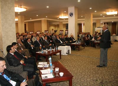<font size="2"><font face="Arial"><strong><font color="#000000">OIumlu Gelişme Yok</font></strong><br /><br />SA&Uuml; Rekt&ouml;r&uuml; Prof. Dr. Mehmet Durman ise toplumu depreme karşı bilin&ccedil;lendirmenin en &ouml;nemli adımlarının bu t&uuml;r organizasyonlar olduğunu s&ouml;yledi.&nbsp;&nbsp;&nbsp;<br /><br />T&uuml;rkiye'nin b&uuml;y&uuml;k b&ouml;l&uuml;m&uuml;n&uuml;n deprem riski altında olduğunu s&ouml;yleyen İnşaat M&uuml;hendisleri Sakarya Şubesi Başkanı H&uuml;sn&uuml; G&uuml;rpınar ise, <font color="#333399">&quot;Topraklarının y&uuml;zde 93'&uuml; aktif deprem kuşağında olduğu bilinen &uuml;lkemizde, insanlarımızın g&uuml;venli bir şekilde hayatlarını s&uuml;rd&uuml;rebilmeleri, g&uuml;venli yapılarda oturmalarına bağlıdır. Fakat bu konuda maalesef olumlu gelişme yok. Depremler bir doğa olayıdır ve bunu &ouml;nlemek m&uuml;mk&uuml;n değil. Bizim yapmamız gereken depreme uygun binalardır&quot;</font> dedi.&nbsp;&nbsp;&nbsp;<br /></font></font>