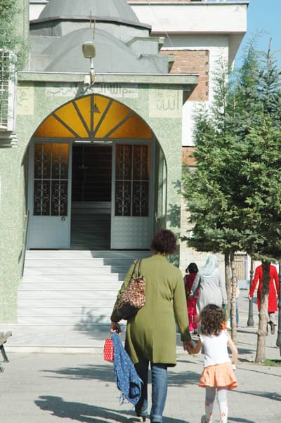 Caminin Altında Bir Ana Okulu Hiç Gördünüz mü?