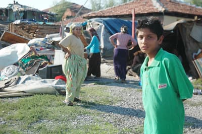 Sakarya'da Romanların Yaşadığı Barakalar Yıkıldı