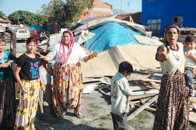 Sakarya'da Romanların Yaşadığı Barakalar Yıkıldı