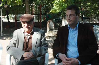<font size="2"><font face="Arial"><strong>Ka&ccedil;ırıldı ve &Ouml;ld&uuml;r&uuml;ld&uuml;<br /></strong><br />Cengiz Yetiş, dilek&ccedil;esinde Geyve il&ccedil;esinde oturan ablasının daha &ouml;nce butik işletirken tanıştığı F.G., N.K. ve N.A. tarafından ka&ccedil;ırılarak bir eve hapsedildiği, maaş kartının elinden alınarak kullanıldığı, maaş dışındaki banka hesaplarının boşaltıldığı, &uuml;zerine krediler &ccedil;ekildiğini, ablasının kullandığı ila&ccedil;ların d&uuml;zensiz verildiğini, sigara zaafı bilindiğinden aşırı sigara verilerek zehirlendiği ve &ouml;ld&uuml;r&uuml;ld&uuml;ğ&uuml; iddiasında bulundu. <br /><br />Yetiş, <font color="#333399">&quot;Ablam 3 yıl &ouml;nce İstanbul'dan daha &ouml;nce kendisi ile ahbaplık kuran kişiler tarafından ka&ccedil;ırıldı. Mal varlığı iyi olduğu i&ccedil;in kendisini ka&ccedil;ıran şahıslar s&uuml;rekli adres değiştirip izlerini kaybettirdiler. Maaşını ve mal varlıklarını kendi &uuml;zerlerine ge&ccedil;irmişler. Her yerde onu aramamıza rağmen bir t&uuml;rl&uuml; bulamadık. &Ouml;ld&uuml;kten 1,5 ay sonra veraset davası i&ccedil;in polis bizi buldu. Onun &ouml;ld&uuml;ğ&uuml;ne inanmıyorum. Onun paralarını yemek i&ccedil;in zorla &ouml;ld&uuml;rd&uuml;ler. Onu ka&ccedil;ıran kişiler &ouml;lmeden &ouml;nce banka hesaplarından kredi &ccedil;ekmişler. Bu konuda şahitlerimiz var. Ona işkence yapmışlar. Kolunu kırıp, &uuml;zerinde sigara s&ouml;nd&uuml;rm&uuml;şler. Bu iddiaların araştırılmasını istiyorum. Adalete sonuna kadar g&uuml;veniyorum&quot; </font>dedi.&nbsp;&nbsp;</font></font>