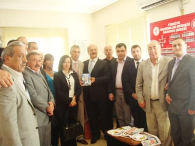 <p><font face="arial,helvetica,sans-serif" size="2">En iyi y&ouml;netimin yerinden y&ouml;netim olduğunu belirten Zengin, s&ouml;zlerini şu şekilde s&uuml;rd&uuml;rd&uuml;: <font color="#333399">Beldelerin kapatılması maalesef vatandaşların hizmet alma noktasında sıkıntılarını arttırmıştır. Muhatap bulamayan vatandaşlarımızda muhtarlarımıza y&uuml;klenmekte ve sorunlarının &ccedil;&ouml;z&uuml;m&uuml;n&uuml; muhtarlarımızdan istemektedir.</font></font></p><p><font face="arial,helvetica,sans-serif" size="2">Muhtarlar derneği başkanı Erdal Erdem&rsquo;de ziyaretten duyduğu mutluluğu dile getirerek yeni kurulan T&uuml;rkiye Partisi'nin şehrimize ve &uuml;lkemize hayırlı olmasını diledi.</font></p><p><font face="arial,helvetica,sans-serif" size="2"></font></p><p><font face="arial,helvetica,sans-serif" size="2"></font></p><p><font face="arial,helvetica,sans-serif" size="2">T&uuml;rkiye Partisi İl başkanı Aydın Zengin, muhtarlar derneği ziyaretinde Dernek başkanı Erdal Erdem'e ziyaretinde T&uuml;rkiye Partisi Genel Başkanı Abdullatif Şener&rsquo;in kitabını hediye etti.</font></p>