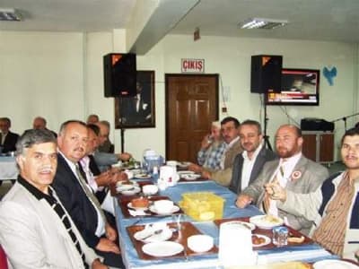 <font face="Arial" size="2">G&uuml;m&uuml;ş konuşmasında <font color="#333399">&ldquo;Dine hizmet din g&ouml;revlileri ile olur. İmam Hatip Liselerinin &ouml;n&uuml;n&uuml;n a&ccedil;ılması dolayısıyla mensubu olduğumuz okullar i&ccedil;in ayrıca mutluyuz. Camilerimiz tarih boyunca sadece ibadet mek&acirc;nı olmamış, aynı zamanda bilgi mekanı, birlik mekanı, sevgi mekanı olmuştur. Biz orada birbirimizi sevmeyi, kainatı, tabiat, tabii b&uuml;t&uuml;n sevgilerin başı olan Allah`ı sevmeyi camilerimizde &ouml;ğreniriniz. Bu vesile ile hepinizin Camiler ve Din g&ouml;revlileri haftasını tebrik eder, saygılarımı sunarım&rdquo; </font>şeklinde konuştu. Toplantının ardından &uuml;yeler birlikte yemek yiyerek din sohbetleri yaptılar. </font>