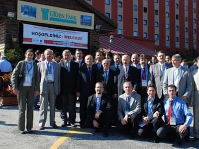 <p><font face="arial,helvetica,sans-serif" size="4">Binaları sağlam temeller &uuml;zerine, projeye uygun olarak yapılmalıdır</font></p><p><font face="arial,helvetica,sans-serif" size="2">&ldquo;İlk On Yılında Marmara Depremin &Ouml;ğrettikleri&rdquo;&nbsp; sloganıyla Sakarya &Uuml;niversitesi, İnşaat organize edilen &ldquo;Deprem M&uuml;hendisliği alanında İnşaat m&uuml;hendisliği ve bağlı disiplinlerin gelişen uygulamalar doğrultusunda edindikleri kazanımların paylaşılması amacıyla d&uuml;zenlenen &ldquo;Sakarya Uluslararası Deprem Sempozyumu&rdquo; Kartepe The Gren Park Hotel&rsquo;de ger&ccedil;ekleşti. İki g&uuml;n s&uuml;ren sempozyuma: başta Japonya, Amerika ve Almanya olmak &uuml;zere; ODT&Uuml;, KT&Uuml;, İT&Uuml;; B&Uuml;, C&Uuml;, OG&Uuml;, PA&Uuml;, S&Uuml;, KO&Uuml;, SD&Uuml;, YT&Uuml; ve SA&Uuml;&rsquo;den &ccedil;ok sayıda bilim adamı katıldı. &Uuml;&ccedil; ayrı salonda toplam 17 oturum halinde ger&ccedil;ekleşen toplantıda 83 konuşmacı, deprem, yapılar, proje, beklentiler ve &ccedil;&ouml;z&uuml;m &ouml;nerilerini anlattı. Sempozyuma; yurt i&ccedil;i ve dışından katılan &ccedil;ağrılı konuşmacılar; Amerikan İllinois &Uuml;niversitesi&rsquo;nden Prof. Dr. Amr Elnashai, Amerika California Berkeley &Uuml;niversitesi&rsquo;nden Prof. Dr Anil K. Chopra, Japonya Tokya &Uuml;niversitesinden Prof. Dr. Masoto Motosaka, Almanya Bochum Ruhr &Uuml;niversitesi&rsquo;nden Prof. Dr. Guenther Schmid, Boğazi&ccedil;i &Uuml;niversitesinden Prof. Dr Nuray Aydınoğlu, İT&Uuml;&rsquo;den Prof. Dr Kadir G&uuml;ler ve İT&Uuml;&rsquo;den Zekai Celep; yaptıkları konuşmalarla deprem konusunda dikkat edilmesi gereken konuları davetlilerle paylaştı.</font></p>
