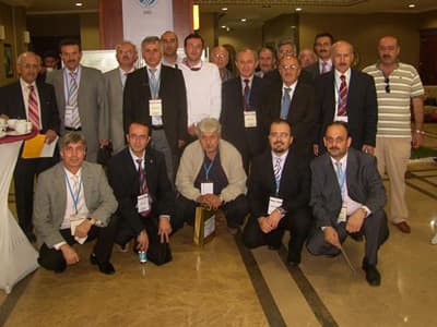 <font face="Arial" size="4">Deprem toplum hayatını &uuml;&ccedil; ana başlık altında etkilemektedir</font> <p><font face="Arial"><font size="2">Toplantının a&ccedil;ılış konuşmasını yapan Sakarya Uluslararası Deprem Sempozyumu Y&uuml;r&uuml;tme Kurulu Başkanı SA&Uuml; Prof Dr. Adil Altundal; depremin toplum hayatını &uuml;&ccedil; ana başlık altında etkilediğini dile getirerek şunları s&ouml;yledi: &ldquo;Bunların birincisi depremin ne zaman, nerede ve hangi b&uuml;y&uuml;kl&uuml;kte meydana geleceği konusudur. İkincisi meydana gelen depremden dolayı, depreme dayanıklı yapı tasarlamaktadır. &Uuml;&ccedil;&uuml;nc&uuml;s&uuml; ise depremden sonra yapılması gerekenlerdir. G&uuml;&ccedil; kaybının &ouml;nlenmesi ve genel tekrarlara meydan verilmemesi i&ccedil;in belirtilen &uuml;&ccedil; konuyu uyulması gerekmektedir. Sempozyumu d&uuml;zenlemekte amacımız, deprem m&uuml;hendisliği alanında, inşaat m&uuml;hendisliği ve bağlı disiplinlerin gelişen uygulamaları doğrultusunda, edinilen kazanımların paylaşılması olarak belirlenmiştir. Hedefimiz &rsquo;10 yıllık s&uuml;re&ccedil; i&ccedil;inde Marmara depremiyle ilgili araştırmacı ve uygulayıcıların &ccedil;alışmalarını bir araya getirmektir&rdquo; dedi.</font><font size="2">&nbsp;</font></font></p>