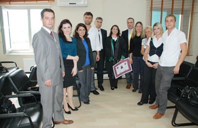 <p><font face="arial,helvetica,sans-serif" size="2"><strong>BARODA SİYASET OLMAZ</strong></font></p><p><font face="arial,helvetica,sans-serif" size="2">T&ouml;rende bir konuşma yapan Baro Başkanı Vacit &Ouml;ktem; Avukatlık mesleğinin &ouml;neminden bahsederek;<font color="#333399"> &ldquo;Yeni adliye binamızda bir ilki yaşıyor ve stajer arkadaşımız Zeynep Bedir&rsquo;e avukatlık ruhsatnamesini veriyoruz&rdquo;</font> dedi. <br /><br />Sakarya Barosu&rsquo;nun siyaseti kabul etmediğini vurgulayan Başkan &Ouml;ktem;<font color="#333399"> &ldquo;Aramızda her siyasi partiden avukatlarımız mevcuttur. Ancak, burada kesinlikle siyaset yapmamaktadır. Hukuk siyasetle i&ccedil; i&ccedil;e olmamalıdır. &Ccedil;&uuml;nk&uuml; Hukuk bağımsız bir unsurdur. Bu vesile ile yeni avukatımız Zeynep kardeşimizin de siyaset dışında kalacağına inanıyor, kendisinin iyi bir avukat, iyi bir hukuk&ccedil;u olacağına da inanıyorum&rdquo;</font> dedi.&nbsp;</font><font face="arial,helvetica,sans-serif" size="2">&nbsp;</font></p>