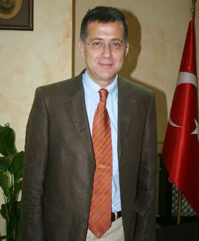 <p><font face="arial,helvetica,sans-serif" size="2">Durman, ş&ouml;yle konuştu: &quot;Bundan sonra SA&Uuml;'n&uuml;n hedefi temel hizmetlerinde kalite d&uuml;zeyinin daha da geliştirmesi. SA&Uuml; d&uuml;nya &uuml;niversitesi olma yolunda &ccedil;alışması gerekiyor. &Uuml;niversite olarak kendi birimlerimiz i&ccedil;erisinde organizasyonel yapıda d&uuml;nyadaki yeni gelişmelere g&ouml;re bazı a&ccedil;ılımlarımız var. İktisadi İdari Bilimler Fak&uuml;ltesi'ndeki birimlerin diğer fak&uuml;ltelere d&ouml;n&uuml;şt&uuml;r&uuml;lmesi. Bu anlamda iktisadi idari birimlerden 4 tane fak&uuml;lte ortaya &ccedil;ıkacak. Diğer taraftan m&uuml;hendislik fak&uuml;ltesinde i&ccedil;erisinde y&uuml;r&uuml;yen bir &ccedil;alışmamız var. M&uuml;hendislik fak&uuml;ltesinin yanında şuanda tartışma aşamasındayız. Bilişimle ilgili ayrı bir fak&uuml;ltenin oluşturulması, fen ve edebiyat fak&uuml;ltelerinin birbirinden ayrılması planlanıyor. Fen Fak&uuml;ltesi ve Edebiyat Fak&uuml;ltesi gibi. Organizasyonel yapıda daha etkin ve daha verimli olacak bir &uuml;niversite yapısına doğru y&ouml;nelmemiz gerekiyor. Bu arada tıp fak&uuml;ltesi faaliyete ge&ccedil;ti. Araştırma hastanesi boyutunda eksikliklerimiz var. &quot; </font></p><p><font face="arial,helvetica,sans-serif" size="2">Durman, ikinci &uuml;niversitenin, rekabet&ccedil;i, iyi ve gelişime uygun olacak bir şekilde dizayn edilmesi gerektiğini vurgulayarak ş&ouml;yle devam etti: <font color="#333399">&quot;Sakarya'ya ikinci bir devlet &uuml;niversite kurulması gerekiyor. Bunun altyapısının hazırlanması gerekiyor. Bu vakıf &uuml;niversitesi yerine devlet &uuml;niversitesi olmalı. &Uuml;lkemizde &ccedil;ok sayıda vakıf &uuml;niversitesi kurulmuş. Bu g&uuml;nk&uuml; vakıf &uuml;niversitelerinde kontenjanlarında &ouml;nemli bir boşluklar var. Devlet &uuml;niversiteleri halan ge&ccedil;erli olan kurumlar. Sakarya'da oluşturulacak olan ikinci &uuml;niversitede şuanda &uuml;niversitemizde olmayan daha &ccedil;ok birimlerin kurulması y&ouml;n&uuml;nde alt yapının hazırlanması gerekiyor. Sakarya'da niye tıp fak&uuml;ltesinin yanında sağlıkla ilgili fak&uuml;lteler olmasın. Bunun i&ccedil;erisinde eczacılık ve diş hekimliği gibi fak&uuml;lteler planlanabilir.&quot;</font> </font></p><p><font face="arial,helvetica,sans-serif" size="2"></font></p><p><font face="arial,helvetica,sans-serif" size="2"><strong>YER &Ccedil;ALIŞMASI YAPILIYOR</strong> </font></p><p><font face="arial,helvetica,sans-serif" size="2">İkinci bir &uuml;niversitenin yeri konusunda bir takım &ccedil;alışmalar yapıldığını dile getiren Durman, bu konuda Serdivan Belediyesi'nin &ouml;nemli bir girişimi olduğu ifade etti. </font></p><p><font face="arial,helvetica,sans-serif" size="2">Durman,<font color="#333399"> &quot;Şu anda &ccedil;alışmalar s&uuml;r&uuml;yor. İyi bir planlama yapılması gerekiyor. İyi bir planlama yapılmazsa &uuml;niversitenin gelişimini sıkıntılar ortaya &ccedil;ıkabilir. İkinci bir &uuml;niversite Sakarya i&ccedil;in &ouml;nemli bir kazanım olur. Sakarya tarihinin en b&uuml;y&uuml;k projelerinden biri olur. B&ouml;yle bir arazi Marmara B&ouml;lgesi'ne baktığımızda bulmak &ccedil;ok zor. Ayrıca Sakarya &ouml;nemli yol g&uuml;zerg&acirc;hı &uuml;zerinde bulunuyor. Bu da ayrı bir ajantaj Sakarya i&ccedil;in &ccedil;ok &ouml;nemli bir a&ccedil;ılım olacağına inanıyorum.&quot;</font> şeklinde konuştu. </font></p>