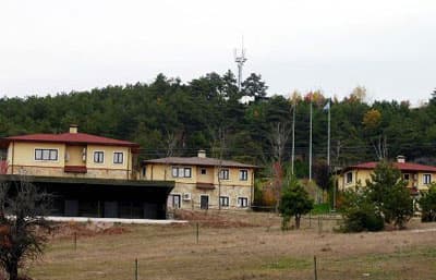 <p><font face="arial,helvetica,sans-serif" size="2">Pamukova Sulh Ceza Mahkemesi'nde g&ouml;r&uuml;len davanın karar duruşmasına kont&ouml;r dolandırıcılığı davasından hapis cezasına &ccedil;arptırılan ve yurt dışına ka&ccedil;tığı iddia edilen Cem Uzan katılmadı. Duruşmada Uzan'ın avukatı Mehmet Ferhat &Uuml;nalan ile Pamukova Orman İşletme Şefliği avukatı hazır bulundu. </font></p><p><font face="arial,helvetica,sans-serif" size="2">Uzan'ın avukatı &Uuml;nalan, m&uuml;vekkilinin herhangi bir faydalanma ve işgal su&ccedil;u işlemediğini iddia etti. Davanın us&uuml;l&uuml;ne uygun olarak a&ccedil;ılmadığını savunan &Uuml;nalan, <font color="#333399">&quot;Orman işletme şefliğinin tazminat zarar raporunu kabul etmiyoruz. Dava us&uuml;l&uuml;ne g&ouml;re a&ccedil;ılmamıştır. Orman memurlarınca tutulan zabıt iddianamenin hazırlandığı tarihten sonra tutulmuştur. Su&ccedil; tarihi 10 Mayıs 2004 tarihi olarak tespit edilmiştir. Bu tarih Pamukova Asliye Hukuk Mahkemesi'nin dava konusu yerle ilgili tescil davasının kararını kesinleştirdiği tarihdir. &Ccedil;iftliğin bulunduğu arazi bu tarihten itibaren orman vasfına d&ouml;nm&uuml;şt&uuml;r. Ancak bu tarihten sonra s&ouml;z konusu yerin işgal edilmesi halinde m&uuml;vekkilimin &uuml;zerine atılı su&ccedil; vuku bulacaktır. S&ouml;z konusu yere 13 Haziran 2004'de TMSF el koymuştur. M&uuml;vekkilimin her hangi bir işgal ve faydalanma s&ouml;z konusu değildir. Su&ccedil;u işlememiştir.&quot;</font> dedi. M&uuml;vekkilinin &uuml;zerine atılı bulunan su&ccedil;tan beraatini talep eden &Uuml;nalan, mahkemeden aksi kanaatte ise t&uuml;m indirim h&uuml;k&uuml;mlerinin uygulanmasını ve verilecek cezanın paraya &ccedil;evrilip ertelenmesini talep etti.</font></p>