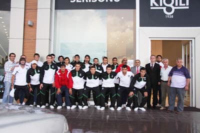 <font size="2"><font face="Arial"><strong>Baştan Aşağı Giyindirdi</strong><br /><br />Başkan İnci, yemeğin ardından t&uuml;m futbolcu ve y&ouml;neticilerden oluşan kafileyi tesislerde bulunan Kığılı giyim mağazasında baştan aşağı giyindirdi. Başkan İnci, ge&ccedil;en yılda Sakaryaspor'a gerekeni yaptıklarını belirterek,<font color="#333399"> &ldquo;Sizlerin morale ihtiyacı vardı. Elimden geldiğince sizlere destek vermeye gayret ediyorum. Şansızlığınızı inşallah yarın oynayacağınız m&uuml;sabakada kıracaksınız&rdquo;</font> diye konuştu.</font></font>