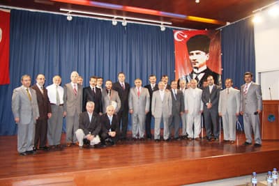 <font size="2"><font face="Arial"><strong><font color="#000000">Başarı Tesad&uuml;f Değildir, Sonda Değildir</font></strong><br /><br />Hendek Kaymakamı Mustafa Ayhan ise Camiler ve Din Adamları Haftasını kutlayarak, <font color="#333399">&ldquo;Burada hem bir kutlama hem de bir başarının il&ccedil;emize ve ilimize mal edilmesi ile ilgili toplandık. Bu bir emeğin, &ccedil;alışmanın sonucudur. Herkesin katkılarıyla ger&ccedil;ekleşen bir fedakarlığın sonucudur. Bu başarılara teşvikte yerel y&ouml;netimler, kamu kurumları ve sivil toplum &ouml;rg&uuml;tleri etkili olmalıdır. Bu başarı sonucunda il&ccedil;emiz T&uuml;rkiye geneline adını duyurmuştur. Diğer din g&ouml;revlilerimiz i&ccedil;in de bu başarı &ouml;rnek teşkil etmelidir. G&ouml;rd&uuml;ğ&uuml;m kadarıyla Hendek il&ccedil;esi yetiştirdiği değerlere sahip &ccedil;ıkan bir il&ccedil;edir. Unutmayalım ki hi&ccedil;bir başarı tesad&uuml;f değildir, sonda değildir&ldquo;</font> diye konuştu.</font></font>