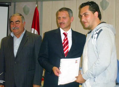 <p><font face="arial,helvetica,sans-serif" size="2"><strong>ORAL: KURSLARA İLGİ B&Uuml;Y&Uuml;K</strong></font></p><p><font face="arial,helvetica,sans-serif" size="2">T&ouml;rende a&ccedil;ış konuşmasını yapan Adapazarı Belediye Başkan Danışmanı Saim Oral, d&uuml;zenledikleri kurslara b&uuml;y&uuml;k ilgi g&ouml;sterildiğini s&ouml;yledi.</font></p><p><font face="arial,helvetica,sans-serif" size="2">A&ccedil;ılan kurslar hakkında bilgiler veren Oral,<font color="#333399"> &ldquo;Meslek edindirme, cilt bakımı ve g&uuml;zellik uzmanlığı, gazaltı kaynak, g&uuml;venlik, Autocad ve &ouml;z&uuml;rl&uuml;lere y&ouml;nelik bilgisayarlı muhasebe kurslarımız tamamlandı. Hasta ve yaşlı bakımı kursları ise devam ediyor. Toplam 1197 vatandaşımızın başvurduğu meslek edindirme kurslarında şu anda 250 kişi kurs g&ouml;r&uuml;yor, 493 kişi kursları bitirip sertifikalarını alacak&rdquo;</font> dedi.</font></p>