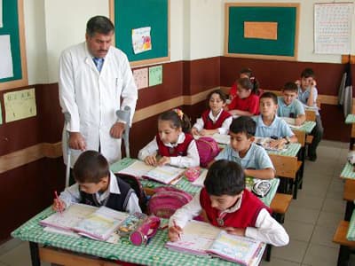 <p><font face="arial,helvetica,sans-serif" size="2">Doktorların y&uuml;z&uuml;ne olmasa bile yakınlarına bir daha y&uuml;r&uuml;yemez dediğini belirten Bulut, <font color="#333399">&quot;Doktorlar bana iş g&ouml;remez raporu hazırlayacaklarını ve erken emekli olabileceğimi s&ouml;yledi. Bu da doktorun umutsuz olduğunu g&ouml;steriyordu. Bir an okulum ve &ouml;ğrencilerim g&ouml;z&uuml;m&uuml;n &ouml;n&uuml;ne geldi. Onlardan ayrı kalacağım i&ccedil;in &ccedil;ok &uuml;z&uuml;lm&uuml;şt&uuml;m. &quot; </font>dedi. </font></p><p><font face="arial,helvetica,sans-serif" size="2"></font></p><p><font face="arial,helvetica,sans-serif" size="2"><strong>İYİLEŞME &Uuml;MİDİMİ Hİ&Ccedil; KAYBETMEDİM</strong> </font></p><p><font face="arial,helvetica,sans-serif" size="2">İlk şoku kısa s&uuml;rede atlattığını ve iyileşme &uuml;midini hi&ccedil;bir zaman kaybetmediğini, bu sebeple iş g&ouml;remez raporu almadığını ifade eden Bulut, Edirne Tıp Fak&uuml;ltesi'nde 6 ay boyunca yatarak tedavi g&ouml;rd&uuml;ğ&uuml;n&uuml; kaydetti.</font></p>