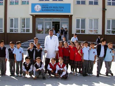 <p><font face="arial,helvetica,sans-serif" size="2">Bulut, o zor g&uuml;nleri ş&ouml;yle anlattı: <font color="#333399">&quot;Tedaviye başlanması sonrasında uzun bin zaman bacaklarımı hi&ccedil; hissetmedim. Ama bu durumda bile iyileşme &uuml;midimi hi&ccedil; kaybetmedim. Umutsuzluğa d&uuml;şmedim. Hep iyileşeceğimi umut ettim. Hep okulumu ve &ouml;ğrencilerimi d&uuml;ş&uuml;nd&uuml;m. 6 ay sonra bacaklarımı yavaş yavaş hissetmeye başladım. Bir s&uuml;re daha ayağa kalkamadım. Daha sonra yakınlarımın yardımıyla d&ouml;rt bacaklı aletle ayakta durmaya ve bir iki adam bile olsa y&uuml;r&uuml;meye başladım. Bir s&uuml;re sonra da yine &ouml;nce yakınlarımın yardımıyla koltuk değnekleriyle y&uuml;r&uuml;me egzersizleri yaptım. 9 ayın sonunda da koltuk değnekleriyle zorlanarak ta olsa kendi başıma y&uuml;r&uuml;meye başladım. Bu sırada tayinim Sakarya'ya &ccedil;ıktı. 1 Ekim itibariyle Erenler Yeşiltepe İlk&ouml;ğretim okulunda g&ouml;reve başladım. Şimdi &ccedil;ok mutluyum. Ge&ccedil;en sene &ouml;ğrencilerimden ayrı kalmak beni &ccedil;ok &uuml;zm&uuml;şt&uuml;.&quot;</font> </font></p><p><font face="arial,helvetica,sans-serif" size="2"></font></p><p><font face="arial,helvetica,sans-serif" size="2"><strong>&Ouml;ĞRENCİLERİNE KAVUŞUNCA DAHA HIZLI İYİLEŞMEYE BAŞLADI</strong> </font></p><p><font face="arial,helvetica,sans-serif" size="2">Tam iyileşemediğini, bacaklarında halen g&uuml;&ccedil;s&uuml;zl&uuml;k olduğunu aktaran Bulut, 24 ay daha rapor alma hakkı olduğunu, ancak &ouml;ğrencilerden ayrı kalmamak i&ccedil;in rapor almadığını belirtti.</font></p>