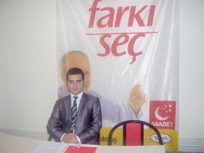 <p><strong><font face="Arial" size="2">&quot;Susan Şeytandır&quot;</font></strong></p><p><font face="arial,helvetica,sans-serif" size="2">İslam d&uuml;nyasının kanayan yarası Filistin&rsquo;den yine y&uuml;reğimizi kanatan haberler gelmektedir. İslam&rsquo;ın ilk kıblesi olan Mescid-i Aksa&rsquo;ya karşı yapılan bu saldırı, siyonist İsrail devletinin Mescid-i Aksa&rsquo;yı yıkma planının bir par&ccedil;asıdır. İsrail, İslam&rsquo;ın ilk kıblegahına karşı yıllardır yaptığı yıkım &ccedil;alışmaları karşısında, M&uuml;sl&uuml;man devletlerin tepkisizliğinden cesaret alarak, bug&uuml;n ne yazık ki Harem-i Şerif &lsquo;i kana bulayacak pervasızlığı g&ouml;sterebilmiştir.</font></p><p><font face="arial,helvetica,sans-serif" size="2">Filistin davası, İslam &uuml;mmetinin ortak davasıdır. Bizim bu b&uuml;y&uuml;k saldırıya, hainliğe, seyirci kalmamız m&uuml;mk&uuml;n değildir. Saadet Partisi olarak<font color="#333399"> &ldquo;Haksızlıklar karşısında susan dilsiz şeytandır&rdquo;</font> s&ouml;z&uuml; mucibince bu saldırıları b&uuml;t&uuml;n şiddetiyle lanetlediğimizi belirtmek istiyoruz. Bu saldırılar İsrail&rsquo;in kana doymadığının bir g&ouml;stergesidir. Bu, Siyonist İsrail&rsquo;in Filistin&rsquo;de yaptığı ne ilk ne de son saldırıdır.</font></p><p><font face="Arial" size="2">B&uuml;t&uuml;n İslam &acirc;leminin y&uuml;k&uuml;n&uuml; &uuml;zerinde taşıyan Filistin bug&uuml;n kanrevan i&ccedil;indedir. Batmış bir ekonomiye, işgal edilmiş topraklara, yıkılmış okullara, a&ccedil;lığa, susuzluğa ve hastalığa rağmen hala o toprakları bırakmamak i&ccedil;in m&uuml;cadele veren Filistin, ger&ccedil;ek bir destek beklemektedir. Filistin halkı insanlığın sessiz bakışları arasında yok edilmeye &ccedil;alışılırken, İslam d&uuml;nyasının par&ccedil;alanmışlığı ise İsrail&rsquo;e cesaret verip, katliamlarını pervasızca uygulamalarına sebep olmaktadır.</font></p>