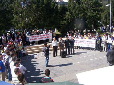 <font face="Arial" size="2">M&uuml;sl&uuml;man baş&ouml;rt&uuml;l&uuml; bir hanımla aynı masada oturmaktan, hatta &ouml;rt&uuml;l&uuml; k&uuml;&ccedil;&uuml;k bir kızın bulunduğu salonda dahi bulunmaktan &ccedil;ekinen korkaklar azdık&ccedil;a azdılar. Yıllardır ve hala da bize tarih, medeniyet&nbsp; diye&nbsp; g&ouml;sterdiğiniz, kıble edindiğiniz Avrupa'nın kendi medeniyetini k&uuml;lt&uuml;r&uuml;n&uuml;&nbsp; kan, g&ouml;zyaşı ve zul&uuml;m &uuml;zerine inşa ettiğini herkes biliyor. M&uuml;sl&uuml;manlar ve Kur'an sayesinde medeniyet oluşturan Avrupa ve Amerika bizlere ağabeylik yapmaya &ccedil;alışıyor. Daha d&uuml;ne kadar para i&ccedil;in insanları kesen, ırk&ccedil;ılık, milliyet&ccedil;ilik gibi duygularla savaşlar &ccedil;ıkartan Avrupa devletleri değil miydi? Afrika'da masum insanları k&ouml;le pazarlarında biz satmadık. Masum insanları hayvanlar &ouml;n&uuml;nde&nbsp; par&ccedil;alanışı seyrederken zevk alanlar da biz değildik. </font>