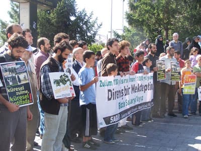 <font face="Arial" size="2">Yakın zamanda&nbsp; Bosna'da annelerinin kucağından alınarak fırınlarda pişirilen ve annelerine o şekilde geri g&ouml;nderilen bebeklerin, &ccedil;ocukların katilleri de biz değiliz. B&uuml;t&uuml;n bunları yaptıktan sonra barış, h&uuml;rriyet, demokrasi gibi terimlerle bizim karşımıza &ccedil;ıkan Avrupa'yı&nbsp; bizim kıblemiz yapmayı &ccedil;alışmayın. Bizim M&uuml;sl&uuml;man milletimizin i&ccedil;inden nice dahiler, &ccedil;ağ kapatıp &ccedil;ağ a&ccedil;an insanlar &ccedil;ıkmıştır. &Ccedil;ağdaşlığın &ccedil;ok y&ouml;nl&uuml; &ouml;rneklerini vermiş olan ecdadımızın yolu yolumuzdur, yaşantısı yaşantımızdır, inan&ccedil;ları inancımızdır. Bunu herkes b&ouml;yle bilsin. Bu memlekette yıllardan beri savunmasız insanlarla &ccedil;ok sayıda g&uuml;venlik kuvvetlerinin kanı akıtılmıştır. Bunun sorumluları g&uuml;c&uuml;n&uuml; sadece halkına y&ouml;nelten&nbsp; ve halkı sindirmeye &ccedil;alışan&nbsp; devletin i&ccedil; işlerine karışmayı kendine iş edinen asıl g&ouml;revi ise vatanı m&uuml;dafaa olan kurum ve kuruluşlardır. Bu vatanı bir kişi kurtarmadı. Bu vatan; inanan ve Hakka teslim olan insanların kanları ve canları pahasına elde edilmiştir. <br /><br />At sırtında ve cihad yolunda bile namazını kılıp orucunu tutan inanların mirasıdır bize. &quot;Kahrolsun şeriat&quot;, &quot;Baş&ouml;rt&uuml;s&uuml;n&uuml; g&ouml;r&uuml;nce dayanamıyorum&quot; gibi ifadeleri ile halkı yanıltanlar ayet ve hadislere bir takım bahaneler bulanlar, kendi İsl&acirc;m dışı yaşantılarını din zannedenler; namazlılara, sarıklı ve c&uuml;bbeli M&uuml;sl&uuml;manlara, tesett&uuml;rl&uuml; bacılarımıza dil uzatanlar! Yolumuza &ccedil;ıkmayın, &ouml;n&uuml;m&uuml;zde durmayın. Eğer birileri &ccedil;ıkıp bu dine, bu inanca&nbsp; m&uuml;dahale edecek veya s&ouml;vecek olursa elbette o kişi bu davranışının karşılığını g&ouml;recektir. Onlara Maraş'ta Fransız askerlerinin &ouml;rt&uuml;l&uuml; hanımlara dokunduklarında başlarına gelenleri hatırlatırız. Her kim Rabbine su&ccedil;lu olarak varırsa, ş&uuml;phesiz ki ona Cehennem vardır. Orada ne &ouml;l&uuml;r, ne de dirilir&nbsp; Kim de ona bir m&uuml;'min olarak S&acirc;lih ameller işlemiş olduğu halde varırsa, işte onlara en y&uuml;ksek dereceler vardır&quot; şeklinde konuştu. A&ccedil;ıklamanın ardından slogan atan gurup olaysız bir şekilde dağıldı.</font>