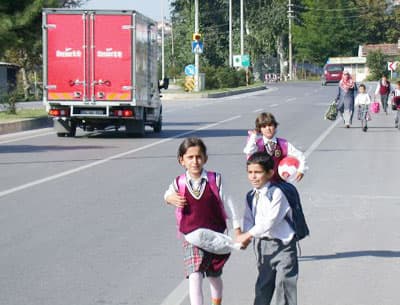 Okul Yolunda Ölmekten Korkuyorlar