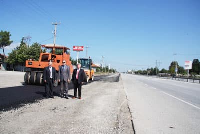 <font face="Arial" size="2" color="#000000"><strong>İnsan Dikkatsizliğinden Kaza Olabilir</strong></font><br /><br /><font face="Arial" size="2">Hendek Belediye Başkanı Ali İnci ise bu yolun &ccedil;ok &ouml;nemli olduğunu &ouml;zellikle kaza riskinin bu yolla birlikte &ccedil;ok az d&uuml;zeye indiğini s&ouml;yledi. Başkan İnci, <font color="#333399">&ldquo;Kaza olması artık sadece insan dikkatsizliğinden kaynaklanabilir. Bu mahallerde oturan vatandaşlarımız yan yol ile ulaşımlarını sağlayabilecekler. Uzun bir zamanımızı alan &ccedil;alışma sırasında &ouml;nce yol a&ccedil;ma ve genişletme &ccedil;alışması yaptık. Daha sonra ise yolun &ccedil;&ouml;kmesini&nbsp; bekleyerek stabilize &ccedil;alışmasını ger&ccedil;ekleştirdik. Karayolları ise asfaltını yaptı. Şu anda il&ccedil;e girişimizin D-100 b&ouml;l&uuml;m&uuml; &ccedil;ok modern bir g&ouml;r&uuml;n&uuml;me kavuştu. Trafik akışı rahatladı. Yolun yapımında emeği ge&ccedil;enlere ve &ouml;zellikle Karayolları personeline Hendek halkı adına teşekk&uuml;r ederim&rdquo;</font> diye konuştu.<br /><br />Akova ve Kargalı mahallelerinin giriş &ccedil;ıkışlarında &ccedil;ok b&uuml;y&uuml;k &ouml;nem arz eden yol olası kazaları da &ouml;nemli &ouml;l&ccedil;&uuml;de azaltacak. Bilindiği gibi ge&ccedil;tiğimiz yıllarda buralarda &ccedil;ok b&uuml;y&uuml;k kazalar olmuş ve vatandaşlarımız hayatını kaybetmişti. Akova ve Kargalı'da oturan mahalle sakinleri yapılan yoldan b&uuml;y&uuml;k memnuniyet duyduklarını belirttiler.</font>