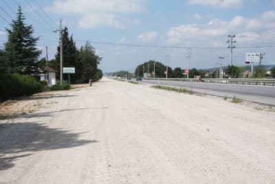 <font face="Arial" size="2" color="#333399"><font color="#000000"><strong>Vatandaşlar İ&ccedil;in&nbsp;B&uuml;y&uuml;k Rahatlık</strong></font> </font><br /><br /><font face="Arial" size="2">Akova Muhtarı Orhan Karabulut, yan yolların gerektiği yapıldığını belirterek,<font color="#333399"> &ldquo;Belediye Başkanımız bu işe &ouml;nc&uuml;l&uuml;k etmiştir, kendisine teşekk&uuml;r ediyoruz. Akova Mahallemizde sağda ve solda camilerimiz ile okullarımız olduğundan &ccedil;ok tehlikeli oluyordu. Şimdi yan yolların yapılmasıyla daha g&uuml;venli oldu. Alt yapısı da tamamlanan yan yollar Akova Mahallesi'ni &ccedil;ok rahatlattı. Artık Kargalı minib&uuml;slerimiz yan yoldan &ccedil;alışacak. Vatandaşlar i&ccedil;in de b&uuml;y&uuml;k rahatlık olacak. Duble yollar yapılınca kazalar azaldı ve yan yolların yapılmasının da kazaların azalmasında b&uuml;y&uuml;k etkisi olacak. Kışın &ccedil;ocuklarımız &ccedil;amurdan dolayı asfalttan y&uuml;r&uuml;mek zorunda kalıyorlardı ve b&uuml;y&uuml;k tehlike arzediyordu. Şimdi &ccedil;ocuklarımız yan yoldan g&uuml;venli bir şekilde okullarına gidiyorlar. Belediye Başkanımız Ali İnci'ye, Karayolları ekiplerine ve emeği ge&ccedil;en herkese mahallem adına teşekk&uuml;r ediyorum&ldquo; dedi</font>.</font>