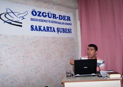 <p><font face="arial,helvetica,sans-serif" size="2" color="#333399">&ldquo;Bir tarafta KUR&rsquo;AN ın ve KUR&rsquo;AN metninin tarihi şartların bir &uuml;r&uuml;n&uuml; olduğu iddiası ile kitabı kendince anlama ve yorumlama &ccedil;abaları, diğer tarafta da<strong> &ldquo;Kur&rsquo;an ı herkes anlayamaz&rdquo;</strong> tarzı yaklaşımlar ile gelen rivayetleri, mezhep fıkıhlarını, kelami &ndash; felsefi ve tasavvufi kabulleri ve benzerlerini KUR&rsquo;AN ı anlamanın &ouml;n şartı olarak &ouml;ne s&uuml;ren anlayış. </font></p><p><font face="arial,helvetica,sans-serif" size="2" color="#333399">KUR&rsquo;AN dışında saydığımız t&uuml;m kaynakların algılanması, bir konu hakkında bu kaynaklara dayanılarak delil ortaya konulması ve bize bunların gelmesi ile oluşan <strong>&ldquo;İslam K&uuml;lt&uuml;r&uuml;&rdquo;</strong> diye tanımlayabileceğimiz bir nevi vahyin yorumlanma bi&ccedil;imleri olan bilgiler karşısında yapılması gereken şey; ilahi koruma altında olan kaynak olarak ve zan barındırmayan kaynak olarak Kur&rsquo;an&rsquo;a başvurmak, t&uuml;m delilleri Kur&rsquo;an s&uuml;zgecinden ge&ccedil;irmek olmalıdır.</font></p>