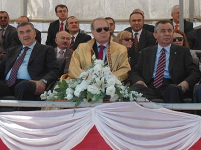 <font face="Arial" size="2">T&ouml;renin ardından k&uuml;rs&uuml;ye gelen İsen de hemşehrilerine kendisini &quot;yılın ahisi&quot; se&ccedil;melerinden dolayı teşekk&uuml;r etti. İsen, yaptığı konuşmada, <font color="#333399">&quot;Ahilik işini iyi yapan anlamına gelir. Benim b&ouml;yle bir makama layık g&ouml;r&uuml;lmem işini iyi yapıyor, anlamına gelir. Bu bakımdan bu bana ayrıca ilave bir sorumluluk getirmektedir. Bundan b&ouml;yle yaptığım işleri yaparken daha iyiye daha g&uuml;zele ulaşmak noktasında ilave bir sorumluluk getirmektedir&quot;</font> dedi. <br /><br />İsen konuşmasının sonunda Sakarya'nın marka bir şehir olması i&ccedil;in Sakaryapark projesini y&uuml;r&uuml;tt&uuml;klerini belirterek, katkı sağlayanlara teşekk&uuml;r etti. Sakarya'nın marka bir kent olması i&ccedil;in bir yıldır Sakarya park projesi adı altında bir proje y&uuml;r&uuml;tt&uuml;klerini anlatan İsen, şunları s&ouml;yledi:</font><font size="2"><font face="Arial"><font color="#333399"> &quot;Bu projenin bel kemiğini teşkil eden esnaf ve sanatkarların b&uuml;y&uuml;k desteğini g&ouml;rd&uuml;m. Ge&ccedil;en yıl SATSO bu projeyi değerlendirdi. Bug&uuml;n esnaf ve sanatkarlar odası bu işe sahip &ccedil;ıkıyor. Bu şu demektir. Onlar da taşın altına ellerini koymuş durumdadırlar. Sakarya'nın marka bir şehir olması ve doğa g&uuml;zelliklerini d&uuml;nyaya tanıtma noktasında &ouml;nemli &ccedil;alışmalar i&ccedil;inde olacağız. Bu &ccedil;alışmayı hep birlikte başarıya ulaştıracağız.&quot; <br /></font><br /></font></font>