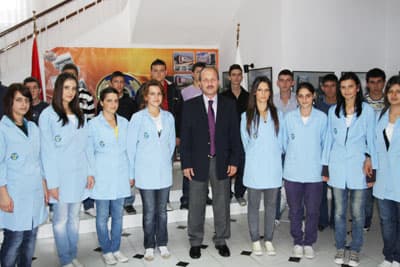 <p><font face="arial,helvetica,sans-serif" size="2" color="#333399">Toplumun bilimsel ve teknolojik gelişmeler karşısında kendini yenileyip gelişmelere ayak uydurabilecek nitelikli elemanlara ihtiyacı her ge&ccedil;en g&uuml;n artmaktadır. Bu ama&ccedil; doğrultusunda şirketimizde her yıl 300 &uuml;n &uuml;st&uuml;nde Meslek Okulu ve Y&uuml;ksekokul &ouml;ğrencilerine staj yaptırıyoruz. Teknik ve Mesleki eğitim almış gen&ccedil;lerin yetiştirilmesi ve iş hayatına kazandırılması konusunda &ccedil;alışmalar yapıyoruz. Kalifiye işg&uuml;c&uuml; yetiştirilmesine katkıda bulunarak hem eğitime ve hem de istihdama destek sağlamaktayız.</font></p><p><font face="arial,helvetica,sans-serif" size="2" color="#333399">Bu yılda şirketimizde mesleki eğitim g&ouml;recek &ouml;ğrencilerin branşları doğrultusunda birimlere dağıtımları yapılmıştır. İl merkezi ve il&ccedil;e meslek liselerinden gelen stajyer &ouml;ğrencilerin eğitimlerine başlanmıştır. Ayrıca sekt&ouml;r&uuml;m&uuml;z&uuml;n alt yapısı olan Raylı Taşıtlar B&ouml;l&uuml;m&uuml; &ouml;ğrencileri de kendilerine tahsis edilen eğitim salonunda derslerini yapmaktadır.</font></p><p><font face="arial,helvetica,sans-serif" size="2"><font color="#333399">Şirketimizin bir eğitim m&uuml;essesesi haline gelmesi, stajyer &ouml;ğrencilere okullarında meslekleriyle ilgili &ouml;ğrendikleri teorik bilgileri uygulama fırsatı sağlanması ve her yıl daha fazla &ouml;ğrencinin tercih ettiği bir şirket olmamız, bizleri mutlu etmektedir.&rdquo;</font>&nbsp; dedi <br /></font></p>