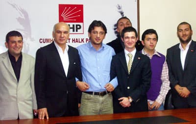 <font face="Arial" size="2"><strong>TEPKİYE EVET, ANARŞİYE HAYIR</strong></font> <p><font face="arial,helvetica,sans-serif" size="2">CHP Gen&ccedil;lik Kolları Genel Başkanı Yunus Emre, CHP Sakarya İl başkanı Vahit Serbes ile birlikte d&uuml;zenlediği basın toplantısında bir soru &uuml;zerine, son g&uuml;nlerde yaşanan sokak eylemlerini değerlendirdi. Genel Başkan Emre, &uuml;lkede emperyalist g&uuml;&ccedil;lere karşı aşırı bir tepki oluştuğunu belirterek,<font color="#333399"> &ldquo;Biz CHP olarak orantısız tepki istemiyoruz. Kısacası tepkiye evet, ama anarşiye hayır diyoruz&rdquo;</font> şeklinde konuştu.</font></p><p><font face="arial,helvetica,sans-serif" size="2">Gen&ccedil;lerin yaşanan kriz ve artan sorunlara &ccedil;&ouml;z&uuml;m bulunamaması y&uuml;z&uuml;nden sokağa d&ouml;k&uuml;lerek eylem yaptıklarına işaret eden Yunus Emre, <font color="#333399">&ldquo;&Ouml;zellikle İMF karşıtı protestolar yerindedir. &Ccedil;&uuml;nk&uuml; insanların canı yanıyor. Su&ccedil; oranları giderek arttı. Başbakan ise pervasızca a&ccedil;ıklamalar yapıyor. CHP olarak şiddet yanlısı değiliz ama, bu protestolar da durup dururken &ccedil;ıkmıyor&rdquo;</font> dedi.</font></p>