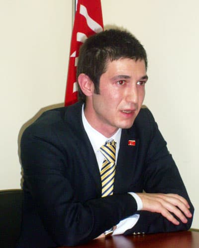 <p><font face="arial,helvetica,sans-serif" size="2"><strong>Y&Ouml;NETİMLER GEN&Ccedil;LERDEN OLUŞACAK</strong></font></p><p><font face="arial,helvetica,sans-serif" size="2">CHP İl başkanı Vahit Serbes de, Sakarya&rsquo;da il y&ouml;netimi başta olmak &uuml;zere, Kadın ve Gen&ccedil;lik Kolları gibi parti birimlerinin gen&ccedil;lerden oluşacağını a&ccedil;ıkladı.</font></p><p><font face="arial,helvetica,sans-serif" size="2">Toplantıda partililere bir &ccedil;ağrı yapan Serbes, <font color="#333399">&ldquo;Herkes bir gen&ccedil; getirsin ve y&ouml;netime &ouml;nersin, biz de bu gen&ccedil;lerin sayısını arttırarak &ccedil;oğaltalım&rdquo;</font> dedi.</font></p><p><font face="arial,helvetica,sans-serif" size="2">Vahit Serbes son olarak, gen&ccedil;lik ordusu oluşturmak i&ccedil;in start verildiğini, bu gen&ccedil;lik ordusunun hem &uuml;lkede, hem de Sakarya&rsquo;da bir &ccedil;ok şeyi değiştireceğini &ouml;ne s&uuml;rd&uuml; ve gen&ccedil;lik kollarına baskıcı yapıyı değiştirme noktasında her t&uuml;rl&uuml; desteği vereceklerini a&ccedil;ıkladı.</font></p><p><font face="arial,helvetica,sans-serif"><font size="2">Toplantıya, genel başkanın yanı sıra, CHP İstanbul İl Gen&ccedil;lik Kolları başkanı Tarkan Ellergezen, Sakarya il gen&ccedil;lik kolları başkanı Aytuğ Bağcıoğlu, Akyazı il&ccedil;e gen&ccedil;lik kolları başkanı &Ouml;zg&uuml;r Kaya ve Akyazı il&ccedil;e başkanı Okan Karaağa&ccedil; da katıldı.&nbsp;</font><font size="2">&nbsp;</font></font></p><p><font face="arial,helvetica,sans-serif" size="2"><strong>Haber: H&uuml;lya S&uuml;r&uuml;c&uuml;</strong></font></p>