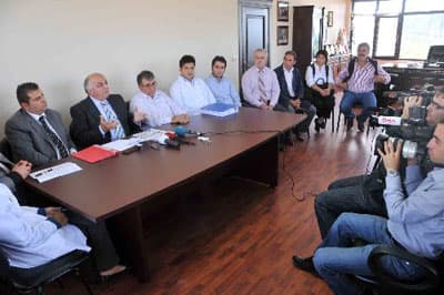 <p><font face="arial,helvetica,sans-serif" size="2">Fabrikanın 2005 yılından bu yana Hendek'teki yerinde faaliyet g&ouml;sterdiğini anlatan Mangıroğlu, fabrikanın Avrupa'nın en b&uuml;y&uuml;k &uuml;&ccedil;&uuml;nc&uuml; havai fişek fabrikası konumunda olduğunu dile getirdi. Fabrikanın Genel M&uuml;d&uuml;r&uuml; Coşkun ise 43 yıldır havai fişek &uuml;retimi yapan fabrikada g&uuml;venlik &ouml;nlemlerinin had safhada olduğunu s&ouml;yledi. Hollanda'da meydana gelen benzer bir patlamada 17 kişinin &ouml;ld&uuml;ğ&uuml;n&uuml; anımsatan Coşkun, şunları s&ouml;yledi: <font color="#333399">&quot;Hollanda'da aynı olaydan 17 kişi &ouml;ld&uuml;. İlk patlamamız b&uuml;y&uuml;k bir olaydı ve 1 kişi ile kurtardık. Bunun sebebi g&uuml;venliğimizin had safhada olmasındandır. Girişten itiaren g&uuml;venlik &ouml;nlemleri var. Yangına karşı her t&uuml;rl&uuml; &ouml;nlemimiz var. &Ccedil;alışanlarımızın &uuml;zerindeki statik elektriği alacak bakır levhalar var. İtfaiye ve acil yardım eğitimi almış personelimiz var.&quot;</font></font></p>