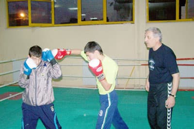 <font face="Arial" size="2"><strong>Şampiyon Gen&ccedil; Boks&ouml;rler</strong><br /><br />Mramor Boks takımı&nbsp;i&ccedil;inde&nbsp; şampiyon Boks&ouml;rlerde var. Bunlar, 2007 Yılında İngiltere'de&nbsp;yapılan Okullar&nbsp;D&uuml;nya Şampiyonası'nda Final yaparken&nbsp;parmağı kırılan ve kırık parmakla&nbsp;d&ouml;ğ&uuml;şerek D&uuml;nya&nbsp;ikincisi olan&nbsp;Aptullah Kondi. Yine aynı D&uuml;nya Şampiyonası'nda klasmanda yerini alan Muhammet Engin. Aptullah Kondi, 16 yaşında ve&nbsp;Sakarya&nbsp; Atat&uuml;rk Lisesi'nde okuyor.&nbsp;Aynı zamanda&nbsp;3 kez ard arda Yıldız&nbsp; Bokserler&nbsp;T&uuml;rkiye&nbsp;şampiyonu. Tekin İnak ise Rusya'da yapılan 2009&nbsp;Avrupa Boks Şampiyonası'nda&nbsp;Rus Boks&ouml;re yenilerek&nbsp;G&uuml;m&uuml;ş madalya aldı. Tekin İnak Kilosunda T&uuml;rkiye Şampiyonu.<br /><br />Haber: Suat Beyenal</font>