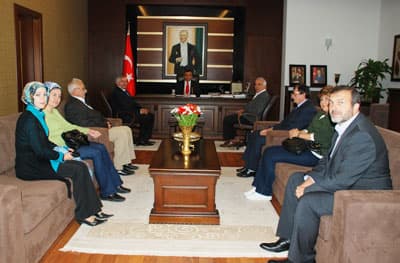 <p><font face="arial,helvetica,sans-serif" size="2"><strong>Y&Ouml;NETİCİLER</strong></font></p><p><font face="arial,helvetica,sans-serif" size="2">Ziyarette hazır bulunan aza ve y&ouml;neticilerin isimleri ş&ouml;yle: Aza ve Ada Y&ouml;neticileri; Ali Kibar, B&uuml;nyamin Ozan, Osmanbey İlk&ouml;ğretim Okulu Aile Birliği Başkanı Selma &Ccedil;ağırı, Ada Y&ouml;neticileri; Ahmet &Ccedil;etin &Ouml;zaltan, Kemal &Ouml;zden, Oya Doğan, Raşit Delioğlu, Bektaş Sivrikaya ve Bina Y&ouml;neticisi; Zuhal Bıyıkoğlu&rdquo; </font></p>