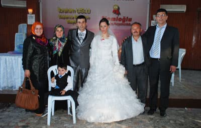 <p><font face="arial,helvetica,sans-serif" size="2"><strong>MUTLULUKLAR</strong></font></p><p><font face="arial,helvetica,sans-serif" size="2">Cevher Ailesinin uzak ve yakından gelen akraba, dost ve komşularının tam kadro hazır bulunduğu ve K&ouml;seoğlu Ailesi&rsquo;nin yakınlarının da yer aldığı cemiyette, Esra ve Uğur Cevher&rsquo;i yalnız bırakmayan davetliler, gen&ccedil; &ccedil;iftin mutluluklarına ortak oldu.</font><font face="arial,helvetica,sans-serif" size="2">&nbsp;</font></p>