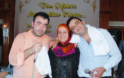 <p><font face="arial,helvetica,sans-serif" size="2"><strong>HORON</strong></font></p><p><font face="arial,helvetica,sans-serif" size="2">Esra ve Uğur Cevher &ccedil;iftini tek tek tebrik eden davetliler, &ccedil;alan m&uuml;zik eşliğinde doyasıya eğlenerek, Arifiye&rsquo;li Orhan Şirin&rsquo;in &ccedil;aldığı kemen&ccedil;e ve bağlama eşliğinde da, gen&ccedil; &ccedil;ift ile birlikte horon oynadı. Damadın akrabası (halasının oğlu) olan Hacımercanlı Ramazan Demir ve G&ouml;khan Demirci; s&ouml;ylediği hareketli Karadeniz şarkılarıyla da cemiyete ayrı bir neşe ve renk kattı. </font></p>