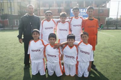 <p><font face="arial,helvetica,sans-serif" size="2"><strong>Saha:</strong> Erenler Spor Kompleksi<br /><strong>Hakem:</strong> H.Sabri Yılmaz<br /><br /><font size="4"><strong><font size="3" color="#333399">Nurettin Tepe İ&Ouml;O 0 Ali Dilmen İ&Ouml;O 3</font></strong><br /></font><br /><strong><font color="#333399">Nurettintepe İ&Ouml;O (0):</font></strong> Sertan Sadettin Nurullah Y.Emre Tarık Sedat Hakan Erkut Neşet Okan<br /><strong>Antren&ouml;r:</strong> H.Sabri Yılmaz<br /><br /><strong><font color="#333399">Ali Dilmen İ&Ouml;O (3):</font></strong> Emre Efehan Oğuzhan Selim Ersin T.Yasin Batuhan Burak Barış Ceyhun Abdullah Enes<br /><strong>Antren&ouml;r:</strong> Olcay Şeng&uuml;l<br /><strong>Goller:</strong> Ceyhun dk 22 Batuhan dk 26 Ersin dk 33 ( Ali Dilmen )</font></p>