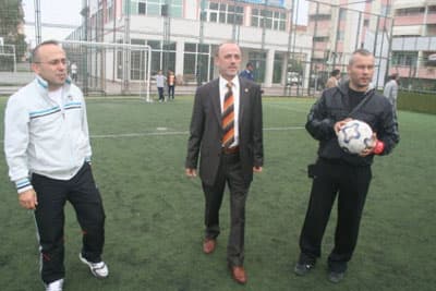 <font size="2"><font face="Arial"><strong>Saha:</strong> Erenler Spor Kompleksi<br /><strong>Hakem:</strong> H.Sabri Yılmaz<br /><br /><strong><font size="3" color="#333399">Y&uuml;cel Ballık İ&Ouml;O 7 B&uuml;y&uuml;k Esence&nbsp; 0</font></strong><br /><br /><strong><font color="#333399">Y&uuml;cel Ballık İ&Ouml;O (7):</font></strong> Hami Cengiz Furkan Barış Hasan Bahadır Tuğberk Oğuzhan V.Ensar Burak İsmail<br /><strong>Antren&ouml;r:</strong> Oğuz Caner <br /><br /><strong><font color="#333399">B&uuml;y&uuml;k Esence İ&Ouml;O (0):</font></strong> Onur Onur Fatih Ensar Kubilay Kadir Ersin Erdin&ccedil; Kerem Emre Murat Mustafa<br /><strong>Antren&ouml;r:</strong> Satılmış Bodurcuk<br /><br /><strong>Goller:</strong> Hasan dk 12 Furkan dk 18&nbsp; Burak dk 22-24-32 Nurullah dk 26-31 (Y.Ballık )</font></font>