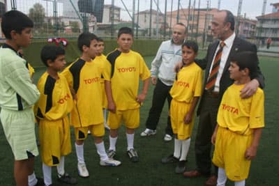 <p><font face="arial,helvetica,sans-serif" size="2"><strong>Saha:</strong> Erenler Spor Kompleksi<br /><strong>Hakem:</strong> Oğuz Caner<br /><br /><strong><font size="3"><font color="#333399">&Ouml;zel Neva İ&Ouml;O 5&nbsp;&Ccedil;aykışla İ&Ouml;O 2</font> <br /></font></strong><br /><strong><font color="#333399">&Ouml;zel Neva İ&Ouml;O (5):</font></strong> Salih Abdussamet Furkan Numan Selimcan Kadir Semican Aykut &Ouml;.Faruk Osman Abdullah<br /><br /><strong>Antren&ouml;r:</strong> Ali &Ccedil;il&nbsp; <br /><strong><font color="#333399">&Ccedil;aykışla İ&Ouml;O (2):</font></strong> Ebutalip G&uuml;rcan Furkan Murat &Ouml;mer Muharrem Mucahit Serhat Kadir Murat Oğuzhan &Ouml;.Faruk<br /><br /><strong>Antren&ouml;r:</strong> Hayrettin Sabır<br /><strong>Goller:</strong> Numan dk 3-11-18 Abdussamet dk 14 Osman dk 31 ( &Ouml;.Neva)&nbsp; Kadir dk 7 Burak dk 36 ( &Ccedil;aykışla)&nbsp;&nbsp; </font></p>