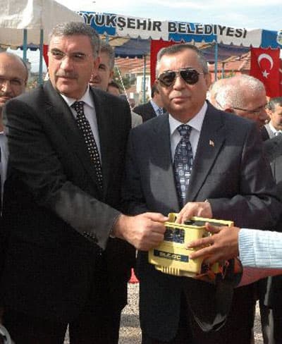 <p><font face="arial,helvetica,sans-serif"><font size="2">Atak, Milli Eğitim M&uuml;d&uuml;rl&uuml;ğ&uuml;'n&uuml;n kasım ayında uygulamaya koyacağı ''Sakarya'da Eğitimde Başarıyı Arttırma Projesi (SEBAT)'' ile eğitimdeki kaliteyi daha da artıracaklarına inandığını dile getirdi.&nbsp;</font></font></p><p><font face="arial,helvetica,sans-serif"><font size="2"><strong>2,2 Milyon TL'ye M&acirc;l OIacaK</strong> </font></font></p><p><font face="arial,helvetica,sans-serif" size="2">Sakarya Milli Eğitim M&uuml;d&uuml;r&uuml; Murat Yazıcı ise 2009 yılında 41 okul projesi y&uuml;r&uuml;tt&uuml;klerini belirtti.</font></p><p><font face="arial,helvetica,sans-serif"><font size="2">17 okulun a&ccedil;ılma aşamasına geldiğini vurgulayan Yazıcı, ş&ouml;yle konuştu: <font color="#333399">&quot;Bir&ccedil;ok okulumuz &ouml;n&uuml;m&uuml;zdeki eğitim &ouml;ğretim yılında hizmete a&ccedil;ılacak. Adapazarı il&ccedil;emizde 5 lise, 2 anaokulu, 1 &ouml;ğrenci yurdu, 5 ilk&ouml;ğretim okulu olmak &uuml;zere 2009 yılı i&ccedil;inde 13 proje hayata ge&ccedil;irilmeye &ccedil;alışılmaktadır.&quot;</font></font></font></p><p><font face="arial,helvetica,sans-serif" size="2">16 derslikli Sakarya Teknik ve End&uuml;stri Meslek Lisesi'nin temeli Vali Atak ve Sakarya B&uuml;y&uuml;kşehir Belediye Başkanı Zeki To&ccedil;oğlu tarafından atıldı. <br /><br />2 bin 500'e yakın &ouml;ğrencinin eğitim g&ouml;rd&uuml;ğ&uuml; lisenin, 2,2 milyon TL'ye m&acirc;l olacağı belirtildi.</font></p>