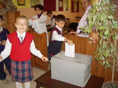 <p><font face="arial,helvetica,sans-serif" size="2">Okul Se&ccedil;im Kurulu Başkanı &Ouml;ğretmen Ramazan &Ouml;zmen ve Sandık Kurulu Başkanı &Ouml;ğretmen Sinan Kotan, başkanın 310 oy alarak en yakın rakibine 128 oy fark attığını; başkan yardımcılığını kazanan adayın ise en yakın rakibine 197 oy fark atarak 442 oy aldığını a&ccedil;ıkladılar. Bu sonu&ccedil;lara g&ouml;re oyların %26,23&rsquo;&uuml;n&uuml; alan 8/D sınıfından Nurefşan B&ouml;rek&ccedil;ioğlu &Ouml;ğrenci Meclisi Başkanı, oyların % 37,39&rsquo;unu alan 5/C sınıfından Nisanur Karakaş ise &Ouml;ğrenci Meclis Başkan Yardımcısı oldu.</font><font face="arial,helvetica,sans-serif" size="2"> </font></p>
