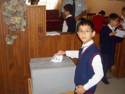 <p><font face="arial,helvetica,sans-serif" size="2">Cumhuriyetimizin demokrasi ile g&uuml;&ccedil;lendirilmesi, yerleşik bir demokrasi k&uuml;lt&uuml;r&uuml;n&uuml;n oluşturulması, hoşg&ouml;r&uuml; ve &ccedil;oğulculuk bilincinin geliştirilmesi, &ouml;ğrencilere se&ccedil;me ve se&ccedil;ilme, oy kullanma k&uuml;lt&uuml;r&uuml;n&uuml;n kazandırılması, katılımcı olma, iletişim kurabilme ve demokratik liderliği benimseyebilme becerilerinin geliştirilmesi amacıyla okullarda &ouml;ğrenci meclisleri oluşturuluyor. Beş yıldan bu yana uygulanan gizli oy a&ccedil;ık sayım ilkesine dayalı meclis başkanlığı se&ccedil;imlerinde t&uuml;m &ouml;ğrenciler oy kullanarak tercihlerini sonu&ccedil;lara yansıtıyorlar.</font></p>
